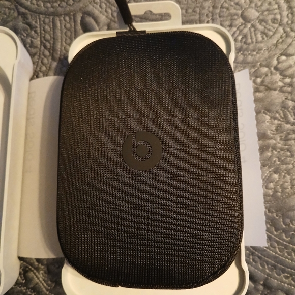 NEW! BEATS SOLO 4 - Picture 2 of 5